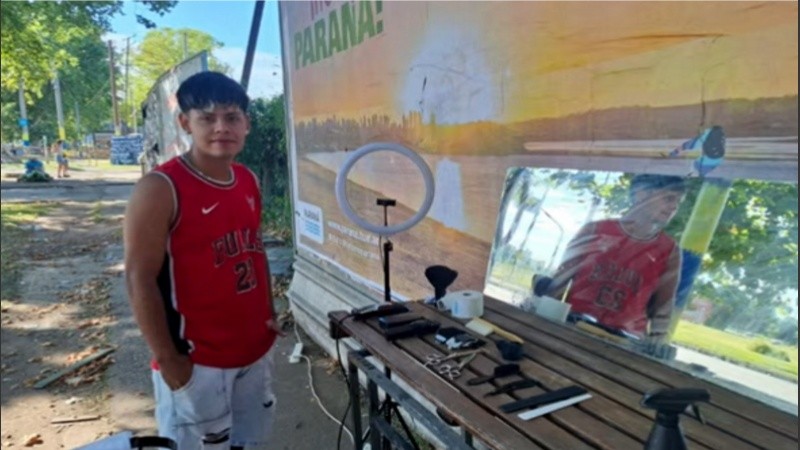 Matías, el peluquero del cruce Alberdi.