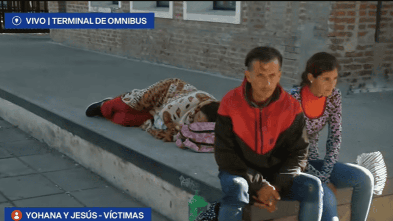 Yohana, Jesús y su hija Gabriela quedaron sin nada y varados en la terminal.