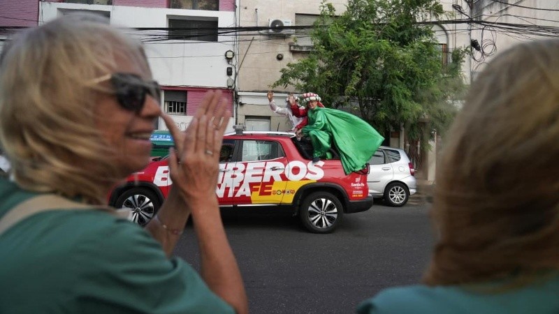 La gente saludando a los reyes magos.