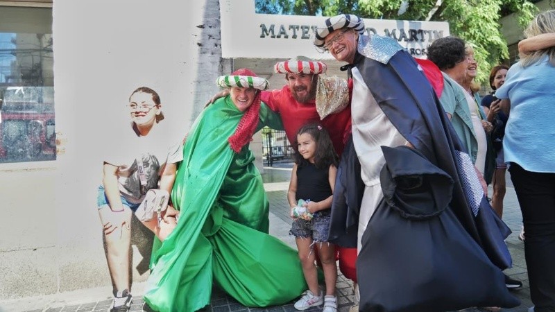 La felicitad de los niños al recibir un presente.