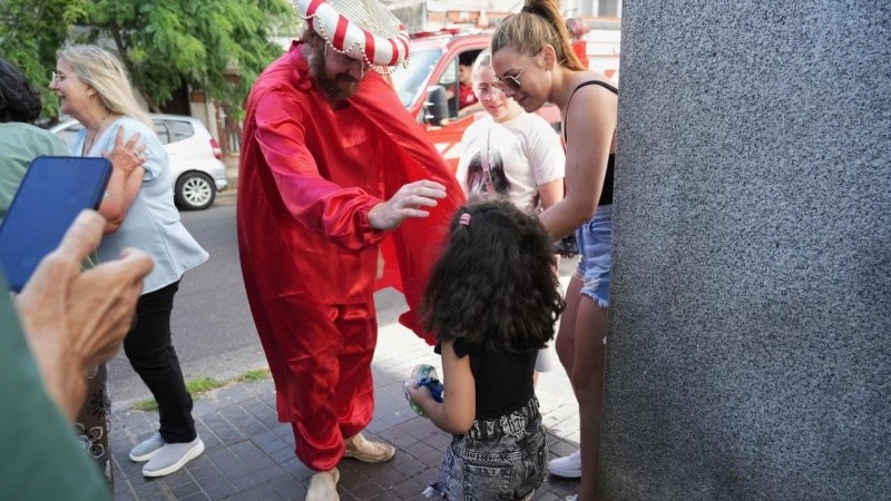 Niños felices gracias a los reyes magos.