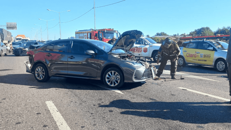 El Toyota Corolla fue el auto que bajó demasiado la velocidad, según el conductor de la camioneta.