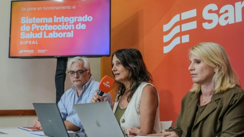 Los funcionarios durante la presentación del nuevo sistema.