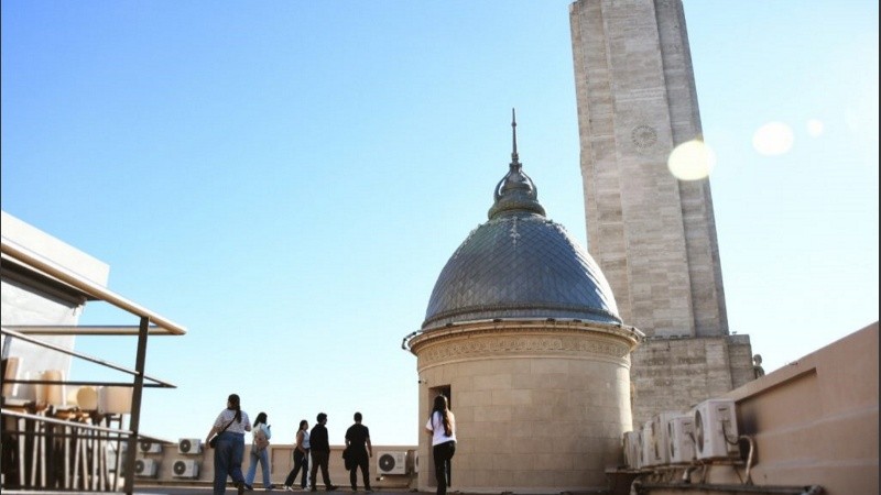 La iniciativa funciona de lunes a viernes por la mañana, en el edificio ubicado frente al Monumento Nacional a la Bandera, y ofrece espacios con aire acondicionado, áreas de descanso y recorridos guiados.