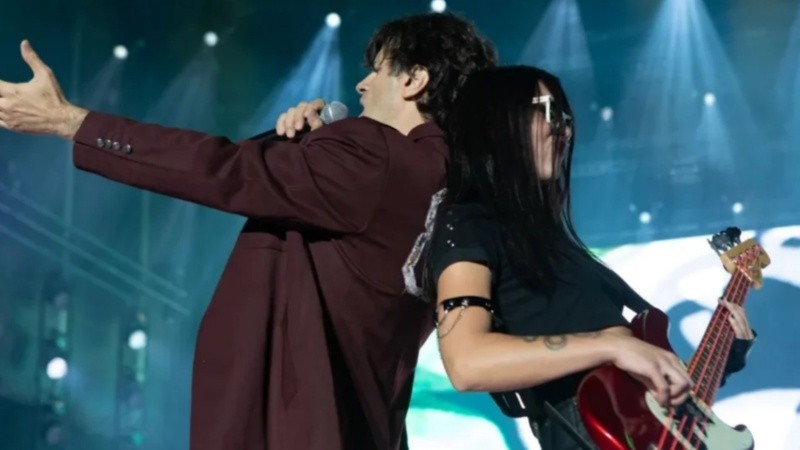 El músico estaría en pareja desde algunos meses con la bajista de la banda.