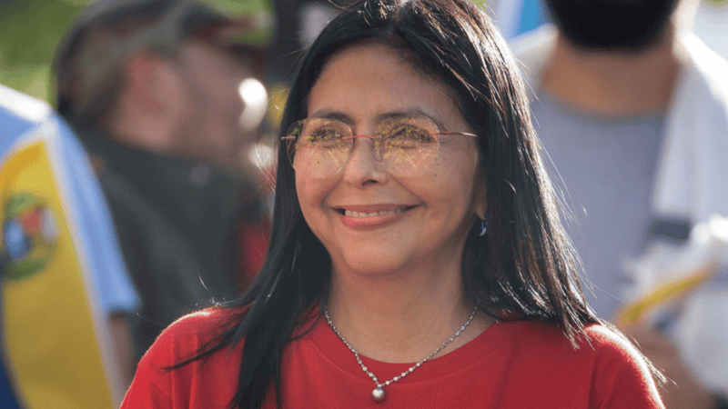 Delcy Rodriguez participando en una manifestación, en Caracas.