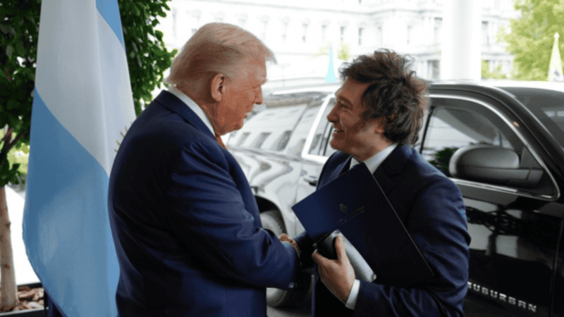 El salud de Donaldo Trump con Javier Milei durante uno de los encuentros entre ambos presidentes.