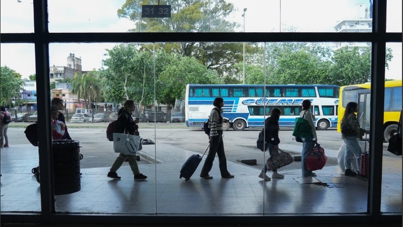 Pasajeros a punto de subirse al colectivo.