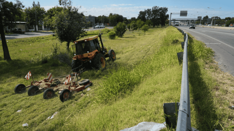 Un tractor cortando el pasto en la banquina de Circunvalación durante este miércoles a la mañana. (Foto: Alan Monzón / Rosario3)