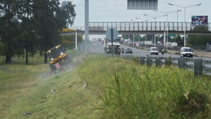 Un tractor cortando el pasto en la banquina de Circunvalación durante este miércoles a la mañana.