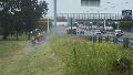 Un tractor cortando el pasto en la banquina de Circunvalación durante este miércoles a la mañana.