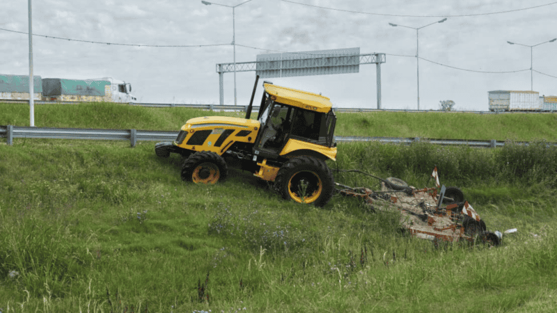 Un tractor cortando el pasto en la banquina de Circunvalación durante este miércoles a la mañana.
