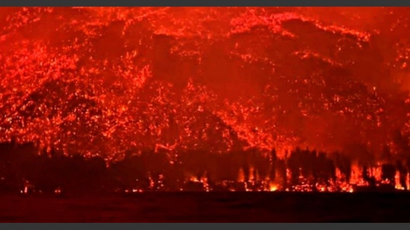 Vecinos y turistas debieron ser evacuados frente al avance de las llamas en la localidad chubutense de El Hoyo