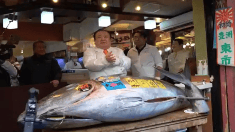 El atún se vendió en el mercado de pescado de Toyosu de Tokio.