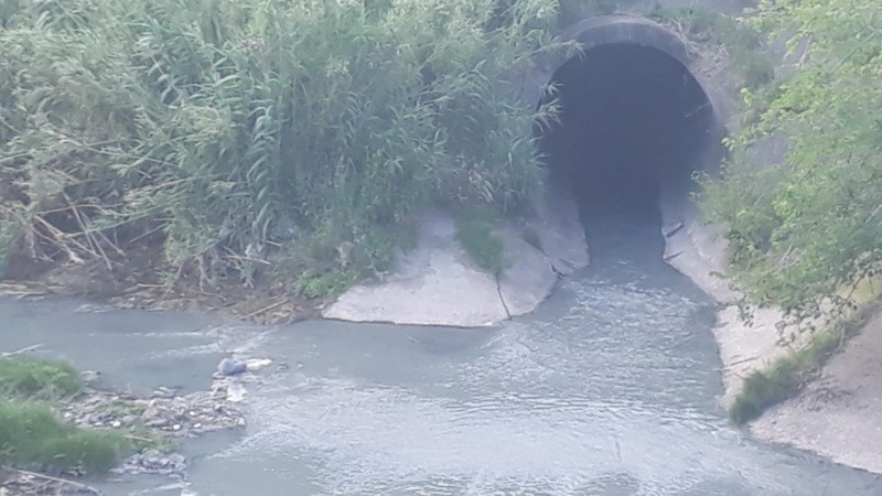 Arroyo Ludueña, zona del Puente Negro.