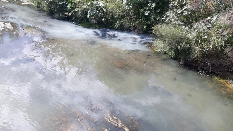 Fotos tomadas por vecinos este miércoles en Álvarez Condarco y el arroyo, en la zona de Fisherton.