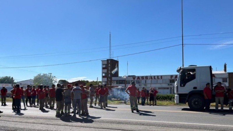 Los trabajadores de Vassalli cortaron ruta 33.