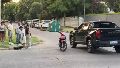 La camioneta que chocó con la moto y los familiares en la zona del hecho.