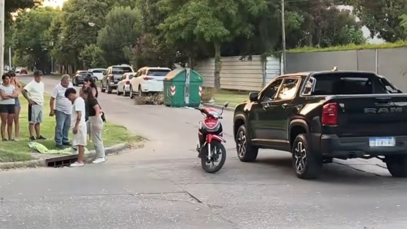 La camioneta que chocó con la moto y los familiares en la zona del hecho.