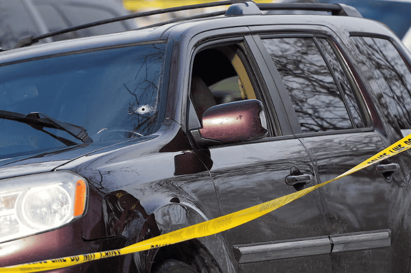 Una cinta policial alrededor de un vehículo con un agujero de bala en el parabrisas; escena de la muerte de Good el 7 de enero de 2026. (Foto: Infobae/REUTERS)&nbsp;