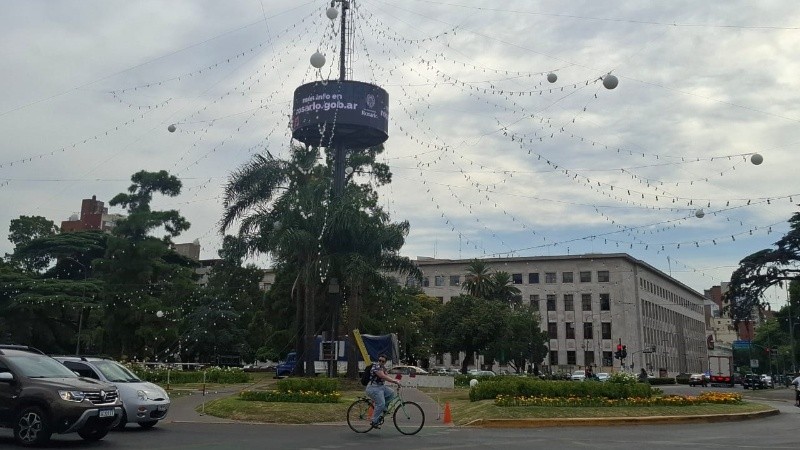 El desarmado del arbolito de la rotonda demandará unos dos días de trabajo.