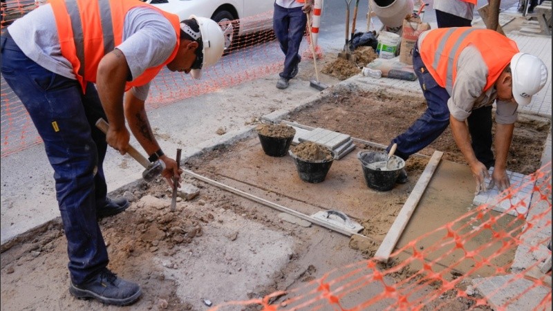 Foto de archivo de la reparación de calles en Rosario en 2025.