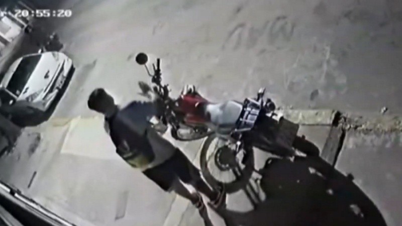 Una cámara vecinal captó el accionar delictivo.