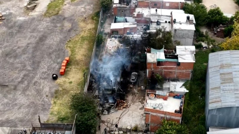 Bomberos impidió que el fuego afectara más viviendas.
