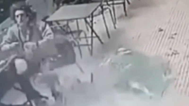 El momento en el que el blindex impacta en la cabeza del cliente