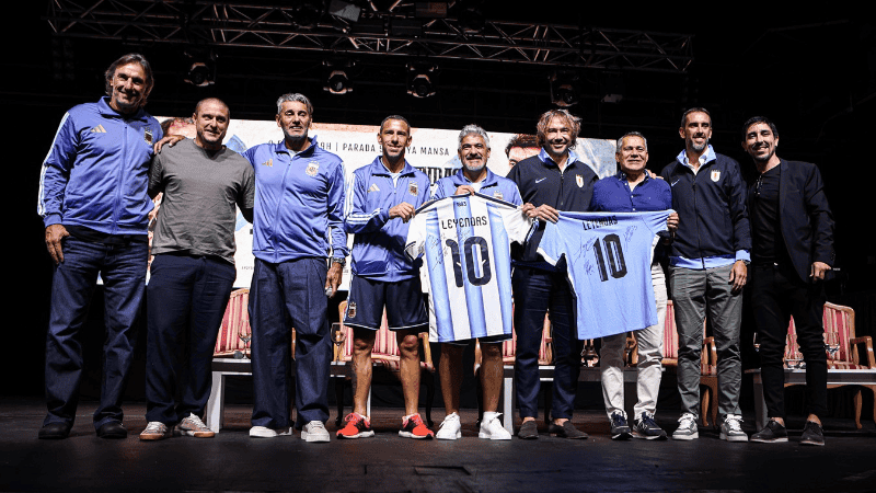 Leyendas de Argentina y Uruguay se enfrentan en la playa de Punta del Este.