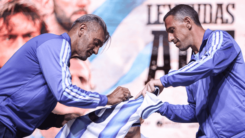Leyendas de Argentina y Uruguay se enfrentan en la playa de Punta del Este.