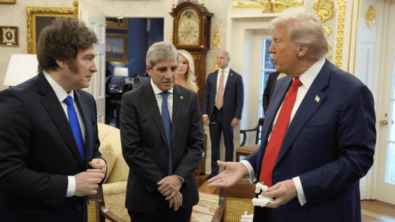 Trump junto a Milei y Caputo durante el acuerdo firmado en Estados Unidos.