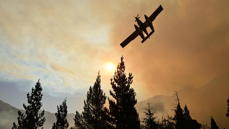 Uno de los aviones hidrantes que trabaja en la zona.