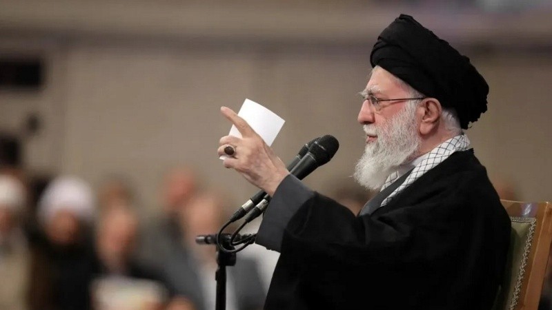 El ayatolá Alí Jamenei advirtió este viernes que la República Islámica “no cederá” ante la ola de manifestaciones.