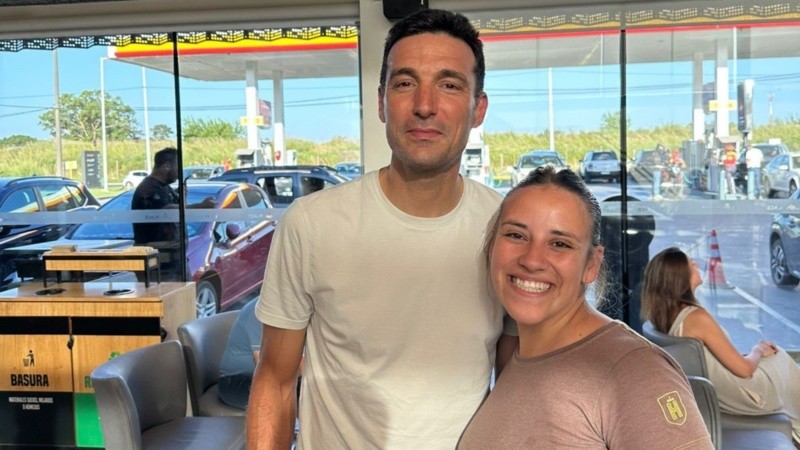 Scaloni pasó por la estación de servicio, se tomó esta foto y se supo que iba a charlar con Messi.