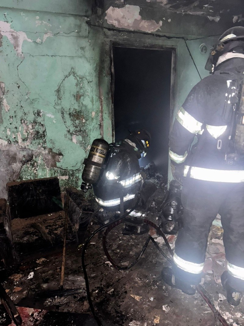 &nbsp;Bomberos trabajando dentro de la propiedad.