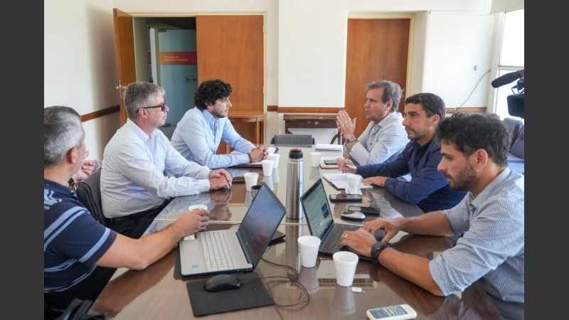 Los funcionarios de ambas provincias reunidos para definir el trabajo.
