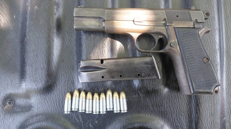 La pistola y las municiones que estaban en poder de los dos menores de edad.