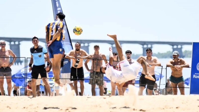 Una escena de la final masculina con el puente de fondo.