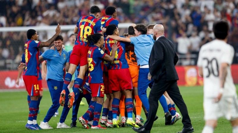 El plantel del Barcelona festeja tras vencer al Madrid en Arabia Saudita. (Foto: EFE) 