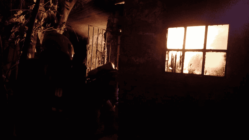 Bomberos trabajando en el incendio.