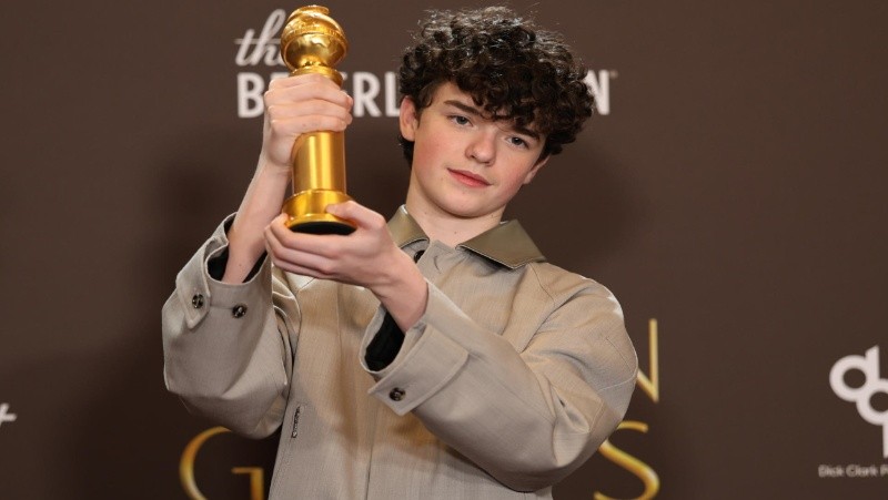 &nbsp;El actor británico Owen Cooper posa en la sala de prensa con el premio a la mejor interpretación masculina de reparto en televisión por 'Adolescencia' (EFE)
