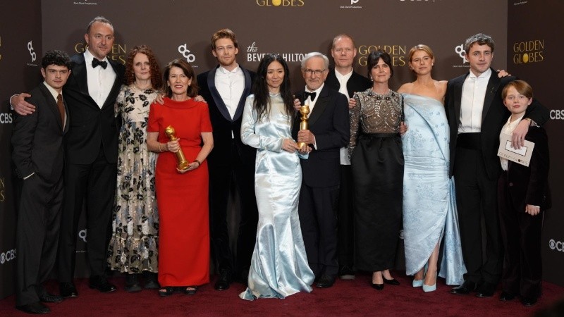 El actor británico Noah Jupe, el productor de cine estadounidense Nicolas Gonda, la novelista irlandesa Maggie O'Farrell, la productora de cine británica Pippa Harris, el actor británico Joe Alwyn, la cineasta china Chloe Zhao, el cineasta estadounidense Steven Spielberg, el compositor germano-británico Max Richter, la productora de cine Liza Marshall, el actor irlandés Jessie Buckley, el actor irlandés Paul Mescal y el actor británico Jacobi Jupe posan con el premio a la Mejor Película - Drama por Hamnet.