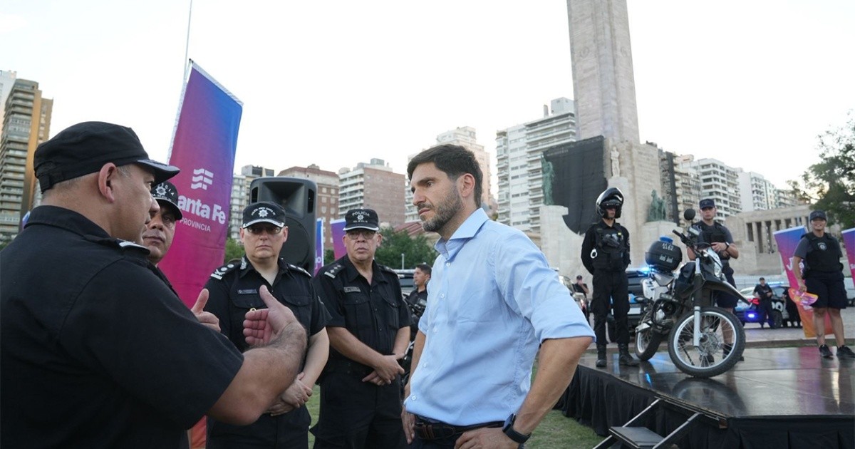 Maximiliano Pullaro habla ante la prensa en Rosario