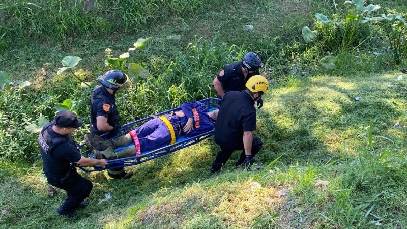 Los Zapadores al momento de retirar al operario lesionado.