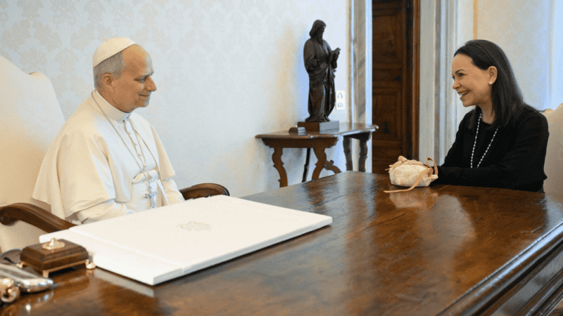 Corina Machado, premio Nobel de la Paz y líder opositora en Venezuela, fue recibida por el Papa en el Vaticano. (Foto: EFE).&nbsp;
