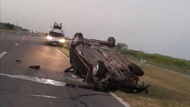 Tras el choque, el vehículo terminó volcado.