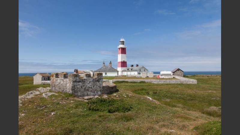 Los trabajadores recibirán alojamiento gratuito y beneficios durante su estancia en la isla.