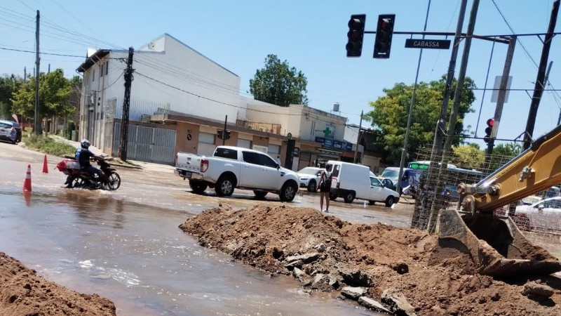 El desborde de agua y barro complicó la circulación en la esquina de Washington y Casiano Casas.