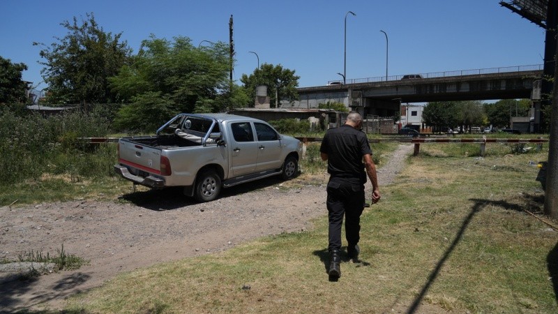 &nbsp;El vehículo robado terminó a metros del viaducto Che Guevara.  (Foto: Alan Monzón/Rosario3)
